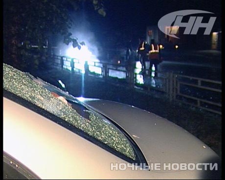 В Екатеринбурге ночью прорвало трубу: фонтан горячей воды раскидывал куски асфальта, калеча припаркованные машины. Работники аварийной службы все объяснили: «Не ваше дело»